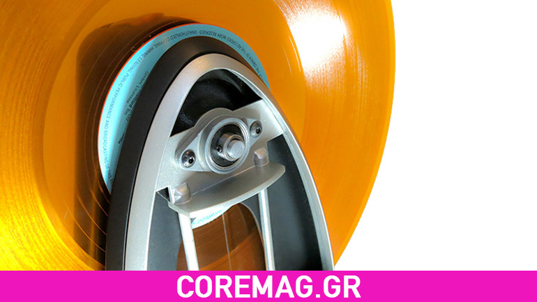 Γνωρίστε το νέο record player που αναπαράγει τα βινύλια σας με ένα τηλεκοντρόλ